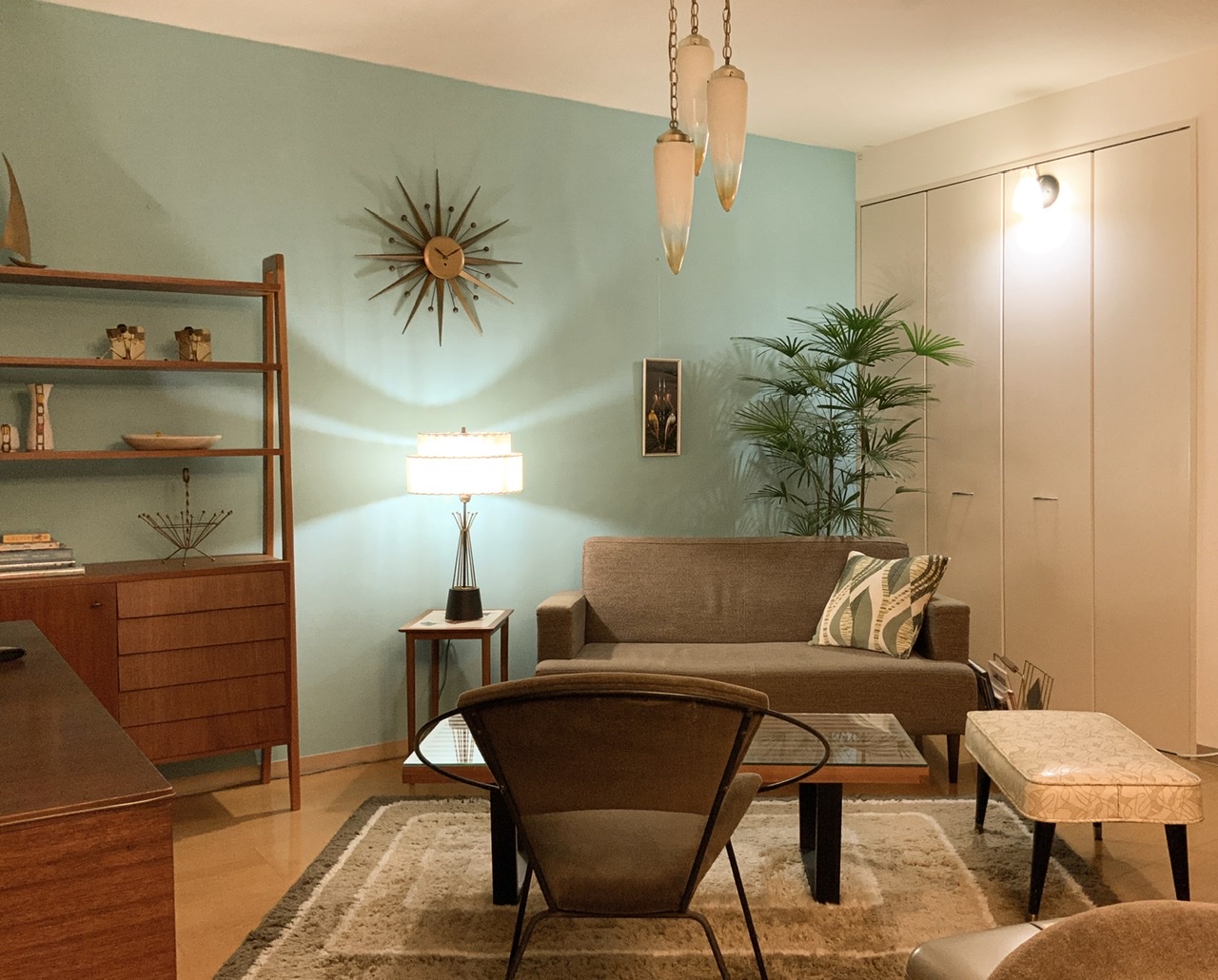 Wall colors that harmonize with mid-century modern｜海外のミッド ...